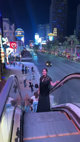 Had to do the escalator trend in Las Vegas! #lasvegas #escalatortrend #njblogger #njinfluencer #wheninvegas 