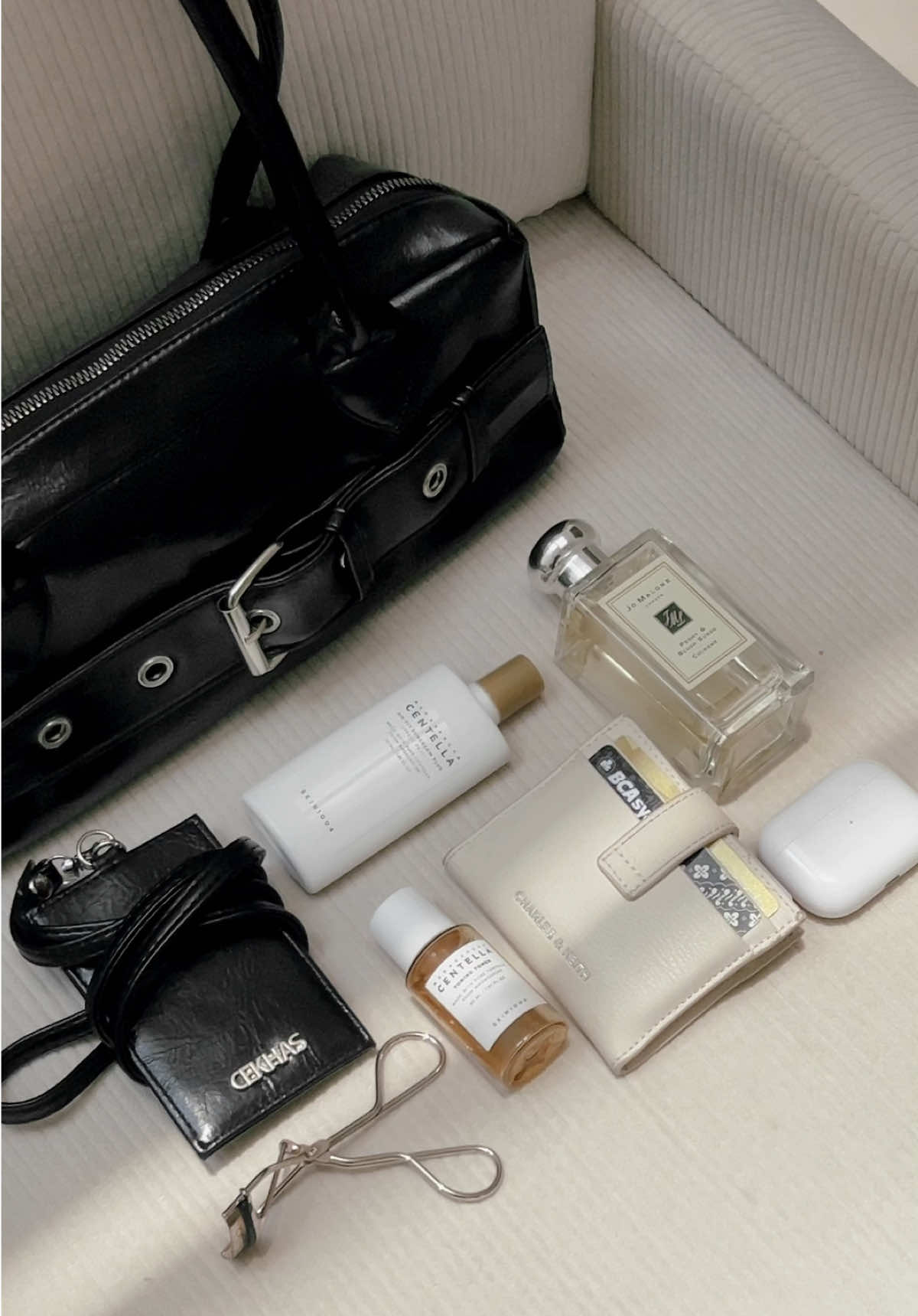 Size medium, tapi bisa muat banyak. Yes, it’s becca bag! Timeless & classic, jadi bisa styling dengan outfit apapun ✨ @cekhas #rekomendasitaswanita #localbrand 