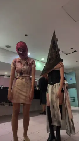 With my sexyyyyy cutiieee partner💗🫶🏼 @ninin. #silenthill #cosplayers #nurse #pyramidhead 