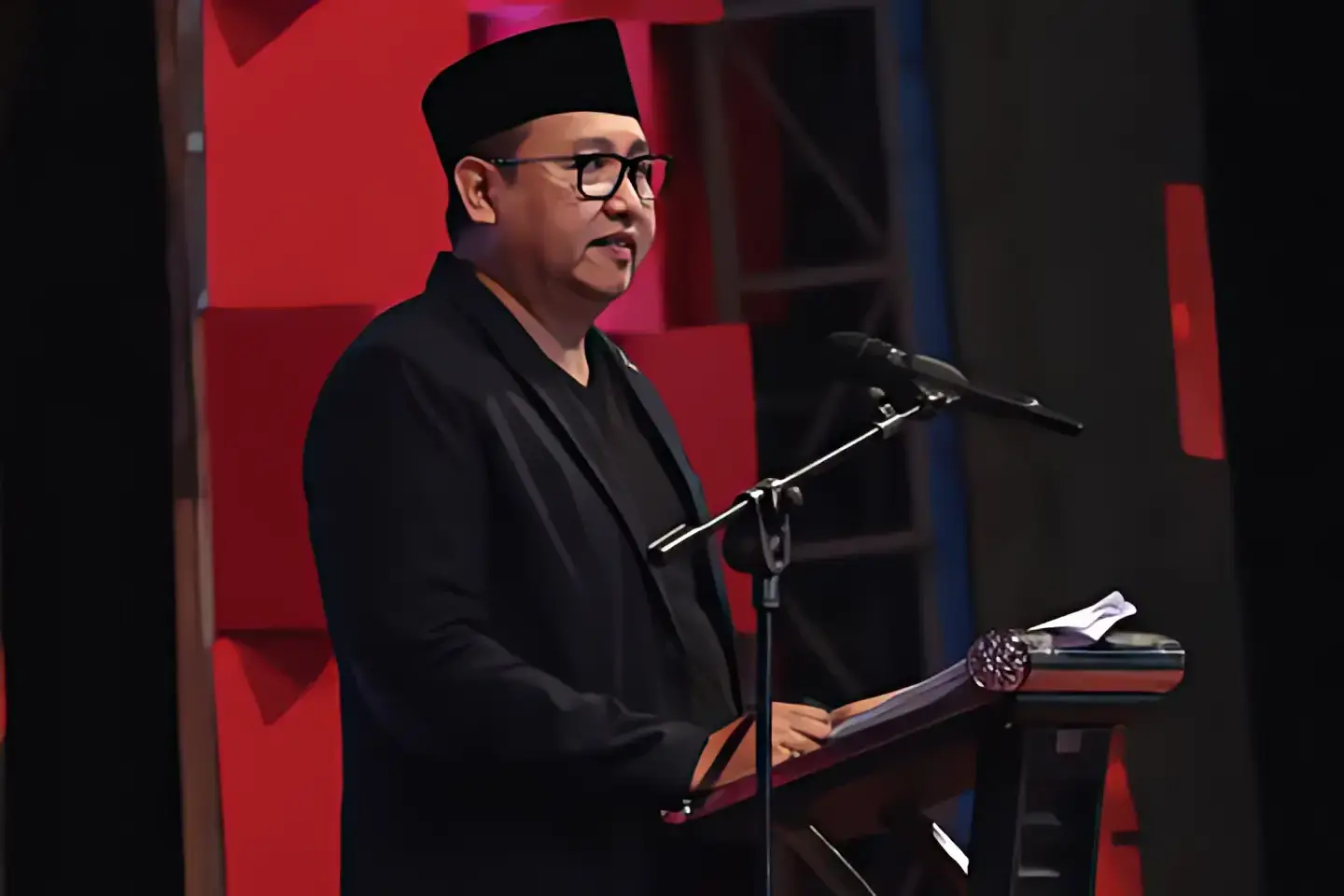 Banyak dari kalian yg bertanya tentang mas dwy sadoellah siapakah beliau,ya beliau adalah Mas dwy sadoellah,kini beliau menjadi sekjen dari majelis Pondok Pesantren Sidogiri - المعهد سيداقري السلفى  Beliau, suka membaca & menulis, juga suka bermotivasi ke orang lain untuk membaca dan menulis, selain itu beliau telah mengarang beberapa buku catatan di antara catatan beliau:  
