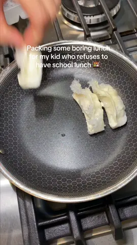One of those day when I can’t figure out what to pack for my son, and I forgot to give him the broccoli 🥦, it was sitting on the counter the whole time haha #tiktokmom  #schoollunch #lunchbox #fyp  #EasyRecipe 