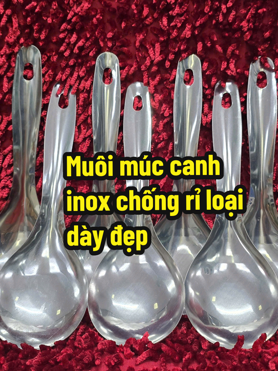 Muôi múc canh inox chống rỉ, loại dày đẹp. Chất liệu: inox dày đẹp chống rỉ.. bền, nhẹ và dễ vệ sinh. Thiết kế: Phần lòng muỗng sâu, giúp dễ múc canh, cháo hoặc súp. Cán muỗng dày, có lỗ nhỏ ở đầu để có thể treo lên giá hoặc móc. Dáng cong nhẹ, vừa tay khi sử dụng. Công dụng: Dùng phổ biến trong các nhà hàng Á Đông (đặc biệt là Trung Hoa, Việt Nam, Nhật Bản). Phù hợp để dùng với súp, mì, cháo, phở, lẩu hoặc các món nước khác.#yeubepnghiennha #giadungtienich #muoimuccanh #muoiinox 