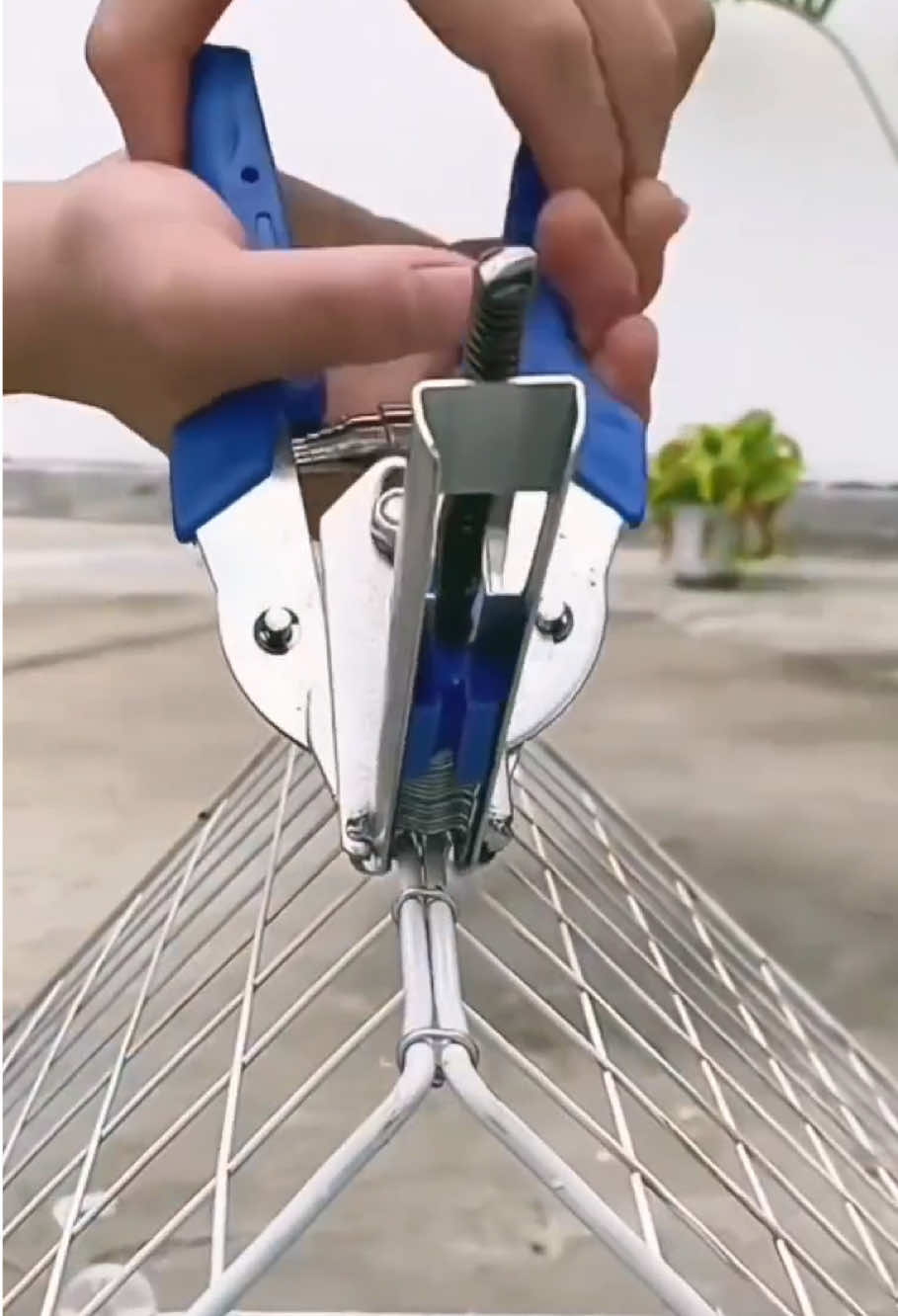 galing naman nito, kayang mo nang gumawa ng kulunganng wala pang isangoras #hogringplier #tools #DIY #plier #nails ' 