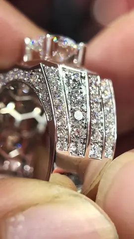 “Ngày xưa người ta hay nói: ‘Đồ xoàn chấu phải to mới chắc viên tấm!’ Ờ thì đúng… nhưng đó là ngày xưa thôi! 😆 Giờ thời đại máy móc, công nghệ đỉnh cao — chế tác đâu còn đơn giản kiểu ‘cứ to là bền’. Chấu tấm bây giờ phải nhuyễn mà vẫn giữ được cạnh đá, biên phải tách rõ giữa thành – chấu, và thành phải được làm sáng bóng mới ra đúng chuẩn hàng cao cấp. Tất cả mấy chi tiết nhỏ đó mới là thứ giúp viên tấm sáng bật lên, nhìn khác hẳn liền ✨ Thế nên nhiều khách thắc mắc: ‘Ủa, cùng một mẫu mà sao chỗ kia sáng lung linh, chỗ này nhìn hơi đục?’ Thật ra kim cương tấm giờ hầu hết đều đẹp, khác nhau nằm ở tay nghề và kỹ thuật chế tác thôi nha 💎 À quên, dưới đây là sản phẩm bên mình nè… Không phải mình làm đâu nha 😝 — học viên mình làm đó! Chứ mình mà làm thì… chắc xấu lắm 🤣” #diamondtran #diamondsetting #kimcuongthiennhien #nhannamkimcuong #nhannam 