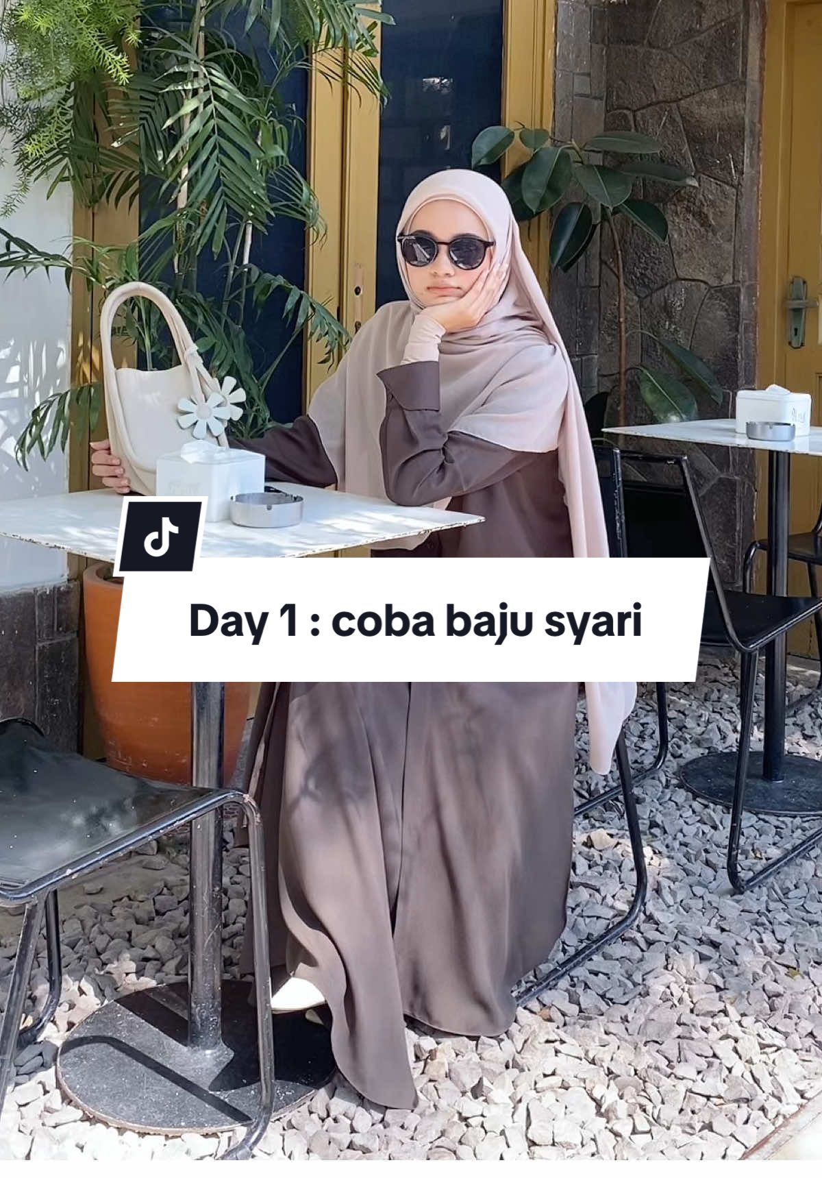 Kita coba pake tunik dan skirt dulu, next kita coba gamis-gamise lucu #ootdsyari #jamisesyari #tunikskirt #bajusyari 