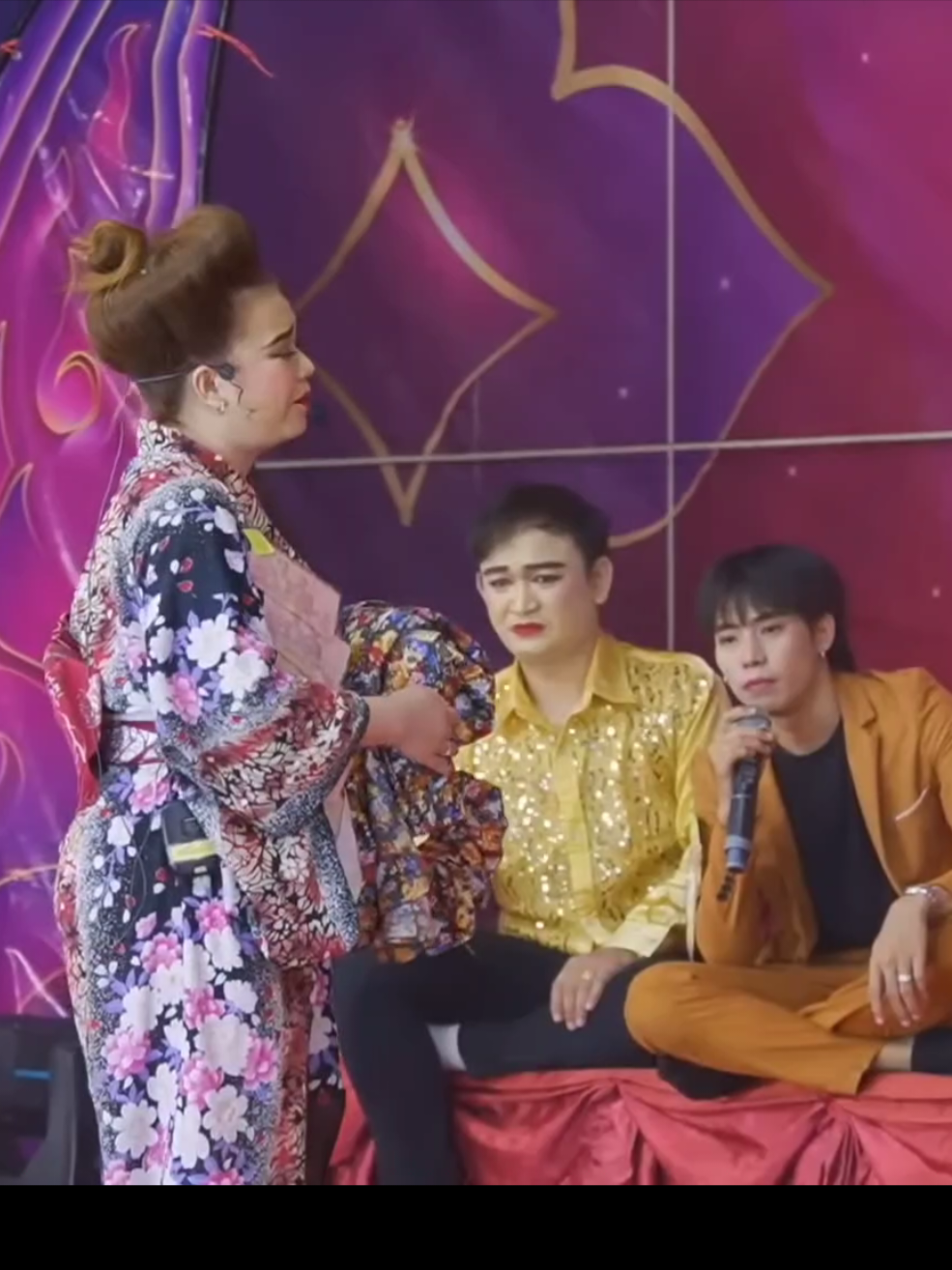 ดูคลิปเก่ารอ พอได้ยิ้มบ้าง คลิปการแสดงเมื่อ 17 ต.ค 2568 #ขวัญใจลูกอ่างทอง  #ลิเกรุ่งฟ้ากฤษฎาบารมี 