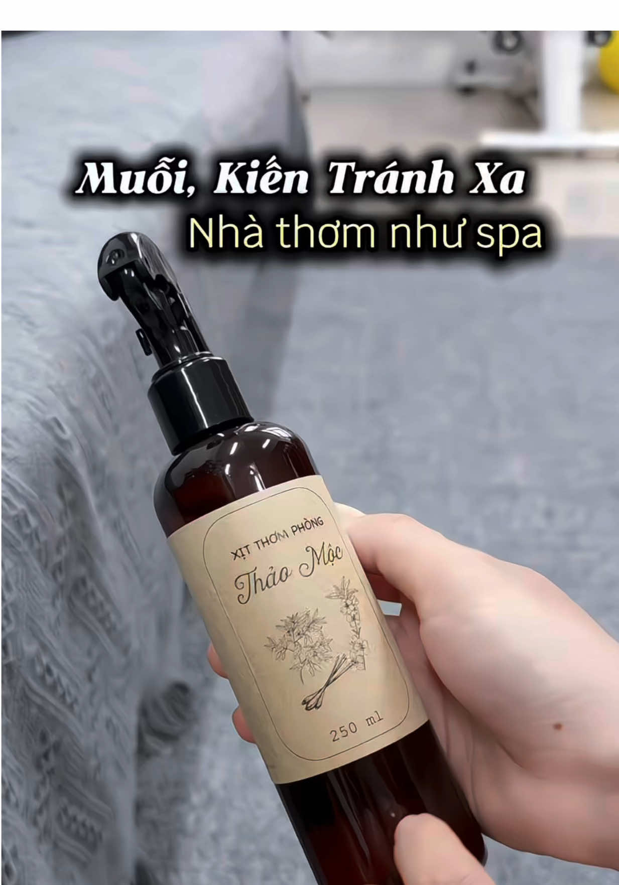 Đúng kiểu 1 công đôi việc là có thật luôn. Vừa thơm nhà mà muỗi kiến hết luôn. #lananhnhacua #thoithanhxuan #xitthomphong #dodunggiadinh #xitthomphong 
