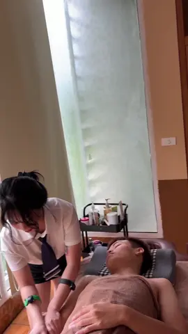 Xoa bóp cơ tay cho các bảo bối #okmatxa #massage #massagetherapy #daulung #daucovaigay 