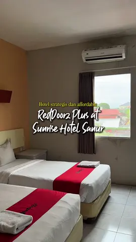 Rekomendasi hotel strategis di daerah Sanur. Lokasi nya deket ke pelabuhan Sanur dan Icon Mall Bali. Biar makin hemat booking nya langsung di aplikasi RedDoorz ya, tinggal masukin kode promo 