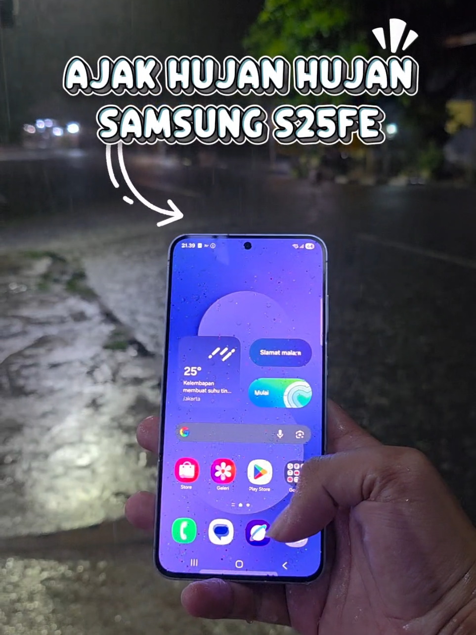 AJAK HUJAN HUJAN SAMSUNG S25 FE! Gini nih kalau punya HP IP68, hujan bukan lagi halangan.  #samsung #samsung25fe #gadgetreview #ip68waterproof 