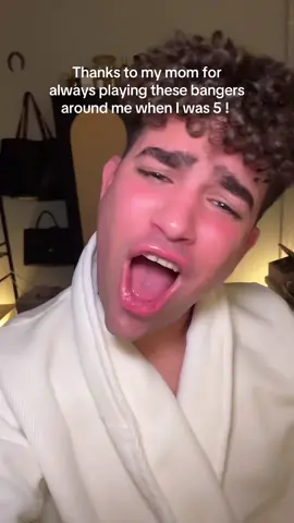 Nothing beats Laura Pausini ! 🥰#latinamom #laurapausini #singing #oldsong #banger 