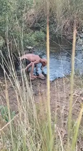 Increíble duende grabado en un pequeño rio #gnomo #duende #realfootage #unbelievable #misterioso 