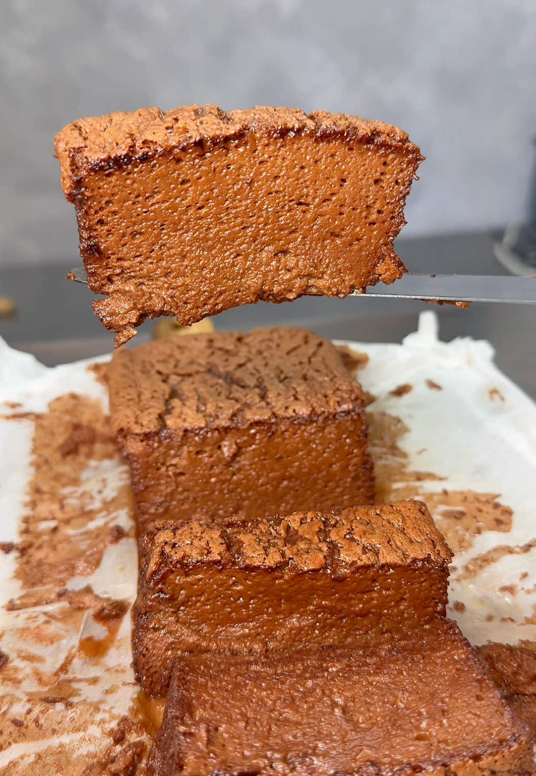 予約1年待ちの濃厚ガトーショコラ🍫 今大注目！売り切れ続出のこちらのお店では、衝撃的なふんわり軽やかな食感のガトーショコラが食べられる！ 有名人からの注文も殺到していて、生産が追いつかないほどの人気ぶり！ 📍THE LAB NAGOYA / 名古屋 ￥5000～/人 ⏰営業時間：11:00〜無くなり次第終了 💤定休日：日曜日 🏠住所：〒462-0837 愛知県名古屋市北区大杉１丁目１９−１０ #東京グルメ #名古屋グルメ#tiktokfood 