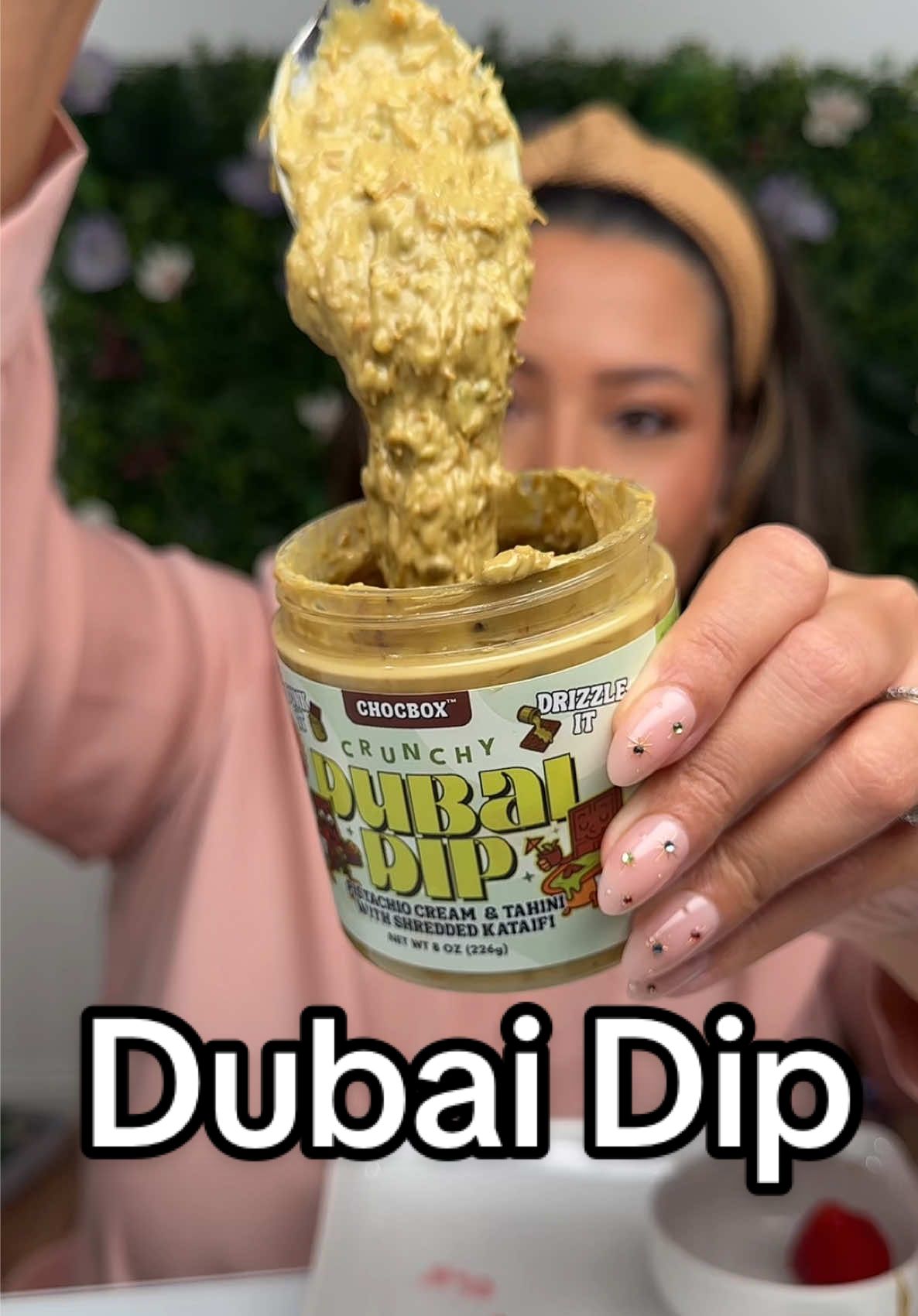 The filling is the best part of Dubai chocolate, to me a lot of chocolate overpowers this amazing pistachio flavor . I love how you can make your own combinations at home! I love it with strawberries, next I want to try vanilla ice cream 😛 @CHOCBOX ✨ #chocboxdubaidip #tiktokshopblackfriday #dubaichocolate #chocbox #dubaidip 