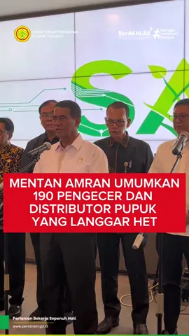 Menteri Pertanian Andi Amran Sulaiman menegaskan komitmennya melindungi petani dengan mencabut izin 190 pengecer dan distributor pupuk yang terbukti melanggar harga eceran tertinggi (HET). Langkah tegas ini merupakan hasil sidak di berbagai daerah dan menjadi bukti bahwa pemerintah tidak memberi ruang bagi mafia pupuk yang merugikan petani. Kementan juga memperkuat pengawasan melalui kerja sama dengan Koperasi Desa (Kopdes) Merah Putih serta membuka kanal pengaduan langsung “Lapor Pak Amran” di nomor WhatsApp 082311109390 agar masyarakat dapat turut mengawasi distribusi pupuk bersubsidi. #MentanAmran #LindungiPetani #HargaPupukTurun