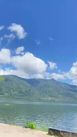 Kalau rindu punya bentuk, mungkin seperti danau — tenang tapi dalam. . . #jelajahdanauranau #danauranau #lumbokseminung #lampungbarat  #lampung 