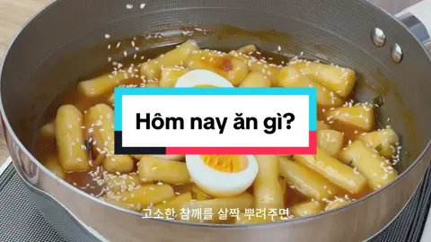 𝐇𝐀𝐀𝐓𝐙 𝐫𝐚 𝐦𝐚̆́𝐭 – 𝐁𝐨̣̂ 𝐓𝐢𝐭𝐚𝐧𝐢𝐮𝐦 𝐀𝐮𝐫𝐚 ✨ Đỉnh cao công nghệ và phong cách bếp mới từ Hàn Quốc. Bộ sản phẩm gồm: 🍲 Bộ nồi 3 món (18 / 20 / 24cm) 🍳 Chảo sâu (24 & 28cm) 🥘 Chảo cạn (28cm) Công nghệ & Chất liệu vượt trội - Inox 316 cao cấp: Chống gỉ sét, chịu nhiệt đến 500°C, không phản ứng axit – đạt chuẩn y tế, không PFOA/PFAS - Lớp phủ Titanium Aura sinh học: Chống dính bền vững, không bong tróc, giảm 50% dầu mỡ khi nấu - Bề mặt chấm bi thông minh: Giảm tiếp xúc thức ăn 30%, đảo món dễ dàng không dính - Tinh thể Aura vi cấu trúc: Tạo độ cứng tuyệt đối, chống trầy xước và bền theo năm tháng 🔥 Cấu tạo 7 lớp liền khối - 2 lớp Titanium Aura – Inox 316 – hợp kim nhôm 3003 – nhôm nguyên chất 1050 – Inox 430 bắt từ - Đáy dày 2.3–3mm, truyền và giữ nhiệt đều 360°, giúp chín nhanh gấp 2 lần, tiết kiệm 30–40% năng lượng - Thiết kế liền thân, bền bỉ 10–15 năm, không cong vênh hay rò rỉ. 🌟 Thiết kế tiện nghi – đa năng - Tay cầm cách nhiệt và tán đinh giằng lực chắc chắn - Vung kính cường lực chịu nhiệt - Dùng cho mọi loại bếp: ga, từ, điện, hồng ngoại - Phù hợp cho mọi món ăn: chiên, xào, nấu, lẩu. ✨ Titanium Aura – Nấu ngon hơn, sống khỏe hơn. #Haatz #TitaniumAura #KoreanCookware #hanahome 