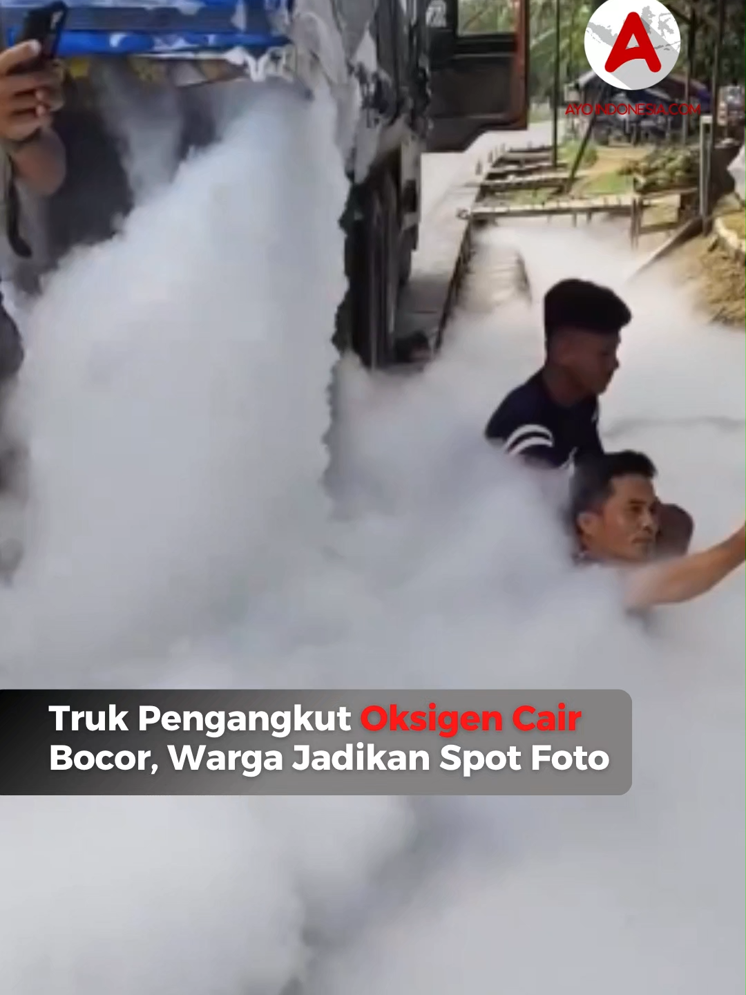 Suasana di jalan lintas Cikampak, Sumatera Utara, mendadak heboh. Sebuah truk pengangkut oksigen cair mengalami kebocoran dan menimbulkan asap putih tebal yang menyerupai kabut. Alih-alih menjauh, sejumlah warga justru memanfaatkan momen langka itu untuk berfoto di tengah kepulan “kabut” yang sebenarnya berasal dari oksigen cair bertekanan tinggi. Padahal, oksigen cair tergolong bahan berbahaya yang mudah bereaksi dengan panas dan bisa mengganggu pernapasan jika terhirup dalam jumlah besar. Biasanya, zat ini dipakai untuk kebutuhan medis dan industri, disimpan pada suhu ekstrem agar tetap cair. Begitu bocor, oksigen langsung berubah jadi gas dan menimbulkan efek visual menyerupai asap dingin. Insiden ini jadi pengingat penting: jangan main-main di sekitar bahan kimia bertekanan tinggi, meski terlihat “indah” di kamera. Follow terus @ayoindonesiacom #truk #oksigencair #jalanlintasCikampak #sumut