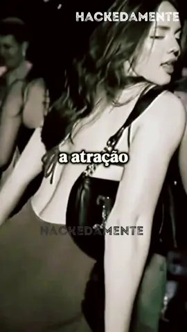 🫡  Atração é a ação de atrair algo ou alguém de forma encantadora ou sedutora. Nesse sentido, ocorre a partir de um conjunto de características (físicas, emocionais ou psicológicas) que despertam o interesse ou o desejo.