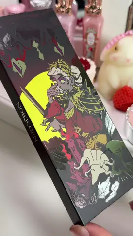✨ BLIGHTMOON Eyeshadow Palette ✨ La nueva joya de Noiricorn x Ghoul in Japan — 10 tonos entre mates profundos y metálicos brillantes que parecen luz de luna en tus párpados. 🌕 Pigmentos intensos, texturas suaves y un empaque gótico-elegante que roba miradas. Perfecta para crear looks nocturnos o dar un toque misterioso a tu día. 🖤 @CbeautyMall  #Noiricorn #Blightmoon #EyeshadowPalette #MakeupLover #KarlySunn