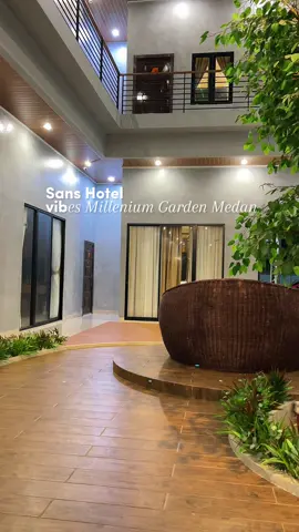 Nginep murah tapi vibes-nya mewah? Bisa banget 😎 Sans Hotel vibes Millenium Garden — clean, cozy, dan bikin betah rebahan. Mulai dari 200 ribuan aja, pakai kode “YUKNGINEP” di app RedDoorz biar dompet aman 💸 #RedTravelers #BerkeSANS