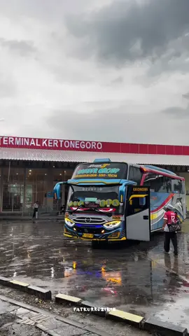 Si Cantik Ratu Moeeza sedang Bermain Hujan di Terminal Kertonegoro Ngawi.🥳✨ #fyppppppppppppppppppppppp #sumberselamat #sugengrahayu #drivermuda #terminalkertonegorongawi @Ratu Moeeza @official_w7295up @Adjie Moeeza 