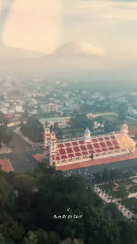 ✨ Tự hào địa phương ✨ Không cần đi đâu xa… Vẻ đẹp này đã nằm ngay giữa trái tim Tây Ninh 💛 ☁️Mây hình nón sáng nay tại núi Bà Đen nhìn từ Toà Thánh thật tuyệt vời  #duaridichoi #toathanhtayninh🇨🇴🇨🇴🇨🇴 #nuibadentayninh #maydiabay #canhdepthiennhien 