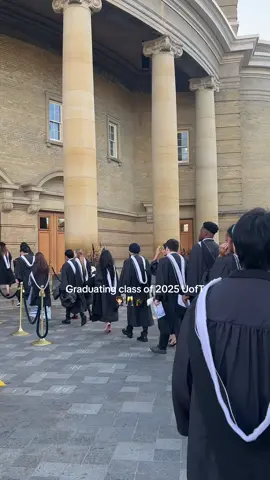 eternally grateful to love my university 🫶🏻 Congratulations graduating class of 2025  @uoftmississauga #fyp #graduate #graduation #uoft #graduating 