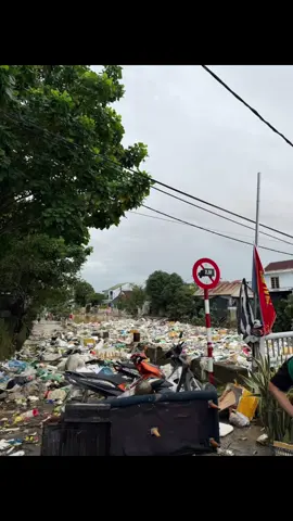 Tp Huế sáng nay: 31/10/2025 khi nước vừa rút 🥹 Một số tuyến đường Sang chạy ngang mùi hôi thối bốc lên sặc mũi. Rác đầy sông, bùn đầy đường, nhà nhà dù ít hay nhiều đều có thiệt hại 🥹  Phan Thị Thanh Sang