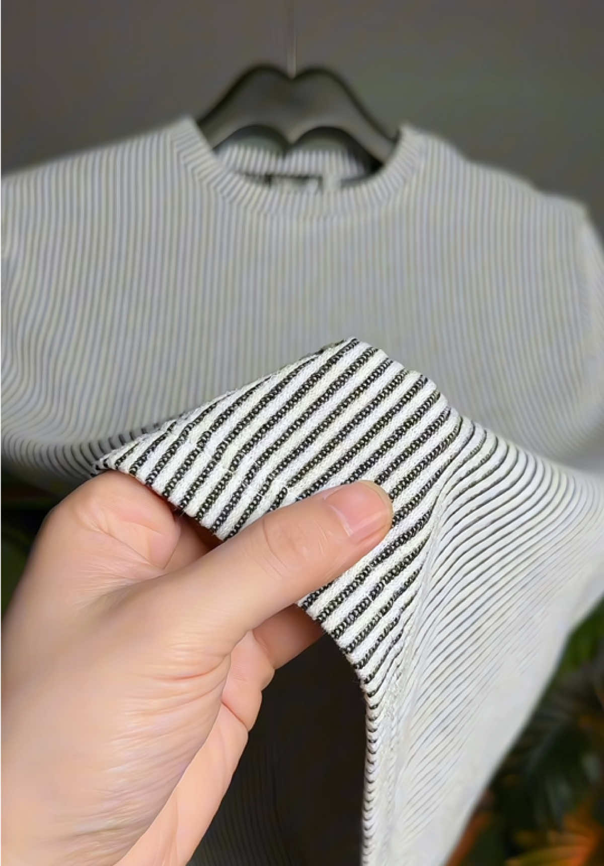 Áo Thun Gân Phá Cách - Phối Nút Mở Vai - Phong Cách Hàn Quốc #aothun #aothunnam #thoitrangnam #viralvideo #xuhuong 