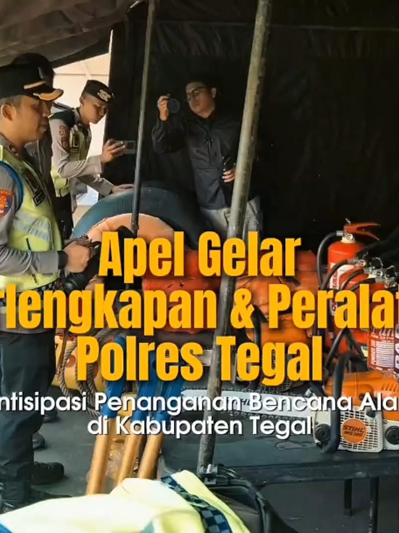 Polres Tegal Siagakan 18 Polsek Jajaran Siap Tanggap Bencana Slawi, 31 Oktober 2025 — Polres Tegal menggelar apel kesiapsiagaan perlengkapan dan peralatan tanggap bencana di halaman Mapolres Tegal. Kegiatan tersebut dipimpin langsung oleh Kapolres Tegal AKBP Bayu Prasatyo, S.H., S.I.K., M.H., sebagai langkah antisipasi menghadapi potensi bencana alam seperti banjir, tanah longsor, dan angin kencang yang dapat terjadi selama musim hujan di wilayah Kabupaten Tegal. Dalam arahannya, AKBP Bayu Prasatyo menegaskan bahwa sebanyak 18 Polsek jajaran Polres Tegal disiagakan sebagai tim tanggap bencana yang siap bergerak cepat memberikan bantuan dan penanganan di wilayah masing-masing. Kekuatan pasukan juga diperkuat oleh Tim Presisi Samapta, Satpolairud, dan Satlantas Polres Tegal yang memiliki peran strategis dalam dukungan evakuasi, pengamanan jalur, serta distribusi bantuan. Selengkapnya hanya di https://tribratanews.restegal.jateng.polri.go.id/ #KabupatenTegalAman #polrestegal #PoldaJateng #polripresisi @listyosigitprabowo @divisihumaspolri @humas_poldajateng @polisi_indonesia @bayu_prasatyo @kapolrestegal Kapolres Tegal AKBP Bayu Prasatyo, S.H., S.I.K., M.H. JI. KS. Tubun No.3 Kelurahan Pakembaran Slawi Kabupaten Tegal Jawa Tengah 52415 Instagram: PolresTegal Twitter: Polres Tegalkab Facebook: Polres Tegal YouTube: Polres TegalPresisi Call Center : 110 Lapor Kapolres Tegal: 0812-3075-6445