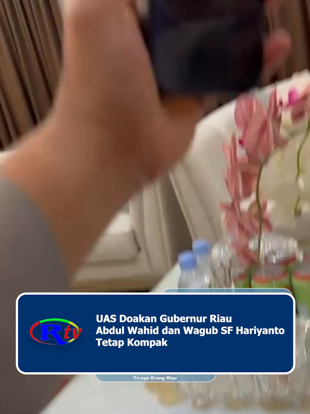 UAS Doakan Gubernur Riau Abdul Wahid dan Wagub SF Hariyanto Tetap Kompak Riautelevisi.com, Pekanbaru - Sempat diisukan retak, hubungan Gubernur Riau Abdul Wahid dan Wakil Gubernur (Wagub) Riau SF Hariyanto kini menunjukkan keharmonisan. Keduanya tampak akrab saat berjabat tangan di kediaman dinas Gubernur Riau, Kamis (30/10/2025), disaksikan langsung Kapolda Riau Irjen Pol Herry Heryawan. Momen keakraban itu juga diwarnai dengan panggilan video antara Kapolda Riau dan Ustad Abdul Somad (UAS). Dalam video berdurasi 21 detik yang beredar, UAS tampak berbincang dengan Gubernur dan Wakil Gubernur Riau, sekaligus mendoakan keduanya agar selalu kompak dan diberi keselamatan dalam menjalankan amanah kepemimpinan. Gubernur Riau Abdul Wahid menegaskan bahwa dirinya dan Wakil Gubernur memiliki satu visi yang sama dalam membangun daerah. “Kami satu visi, yaitu membangun Riau yang lebih baik, sejahtera, dan berdaya saing. Tidak ada perbedaan, semua kami lakukan untuk rakyat,” ujar Abdul Wahid. Sementara itu, Wakil Gubernur SF Hariyanto menyampaikan apresiasi atas dukungan Kapolda Riau dan doa dari UAS. Ia menegaskan komitmennya untuk terus berkolaborasi dengan Gubernur dalam mewujudkan pembangunan yang berkelanjutan. “Saya dan Pak Gubernur selalu berdiskusi dalam setiap kebijakan penting. Kolaborasi yang kuat adalah kunci untuk mewujudkan pembangunan yang berkelanjutan di Riau,” ungkapnya. Kehadiran Kapolda Riau Irjen Pol Herry Heryawan dalam pertemuan tersebut juga menunjukkan dukungan penuh aparat kepolisian terhadap sinergi antara pimpinan eksekutif di Provinsi Riau. Kebersamaan Gubernur Abdul Wahid, Wagub SF Hariyanto, dan Kapolda Riau menjadi sinyal positif bahwa komunikasi dan koordinasi antar unsur pimpinan daerah berjalan harmonis demi mewujudkan keamanan, ketertiban, serta kesejahteraan masyarakat Riau. #gubernurriau #wagubri #kapoldariau #riau#ustadzabdulsomad