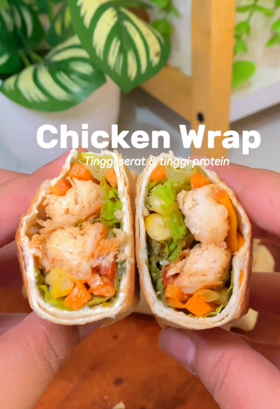 Kalau bosen makan salad selalu bikin ini 👌🏻 Btw ini makannya dicocol saus wijen sangrai + saus sambal mantull bgt 😋 #resepdiet #saladwrap #salad #defisitkalori 