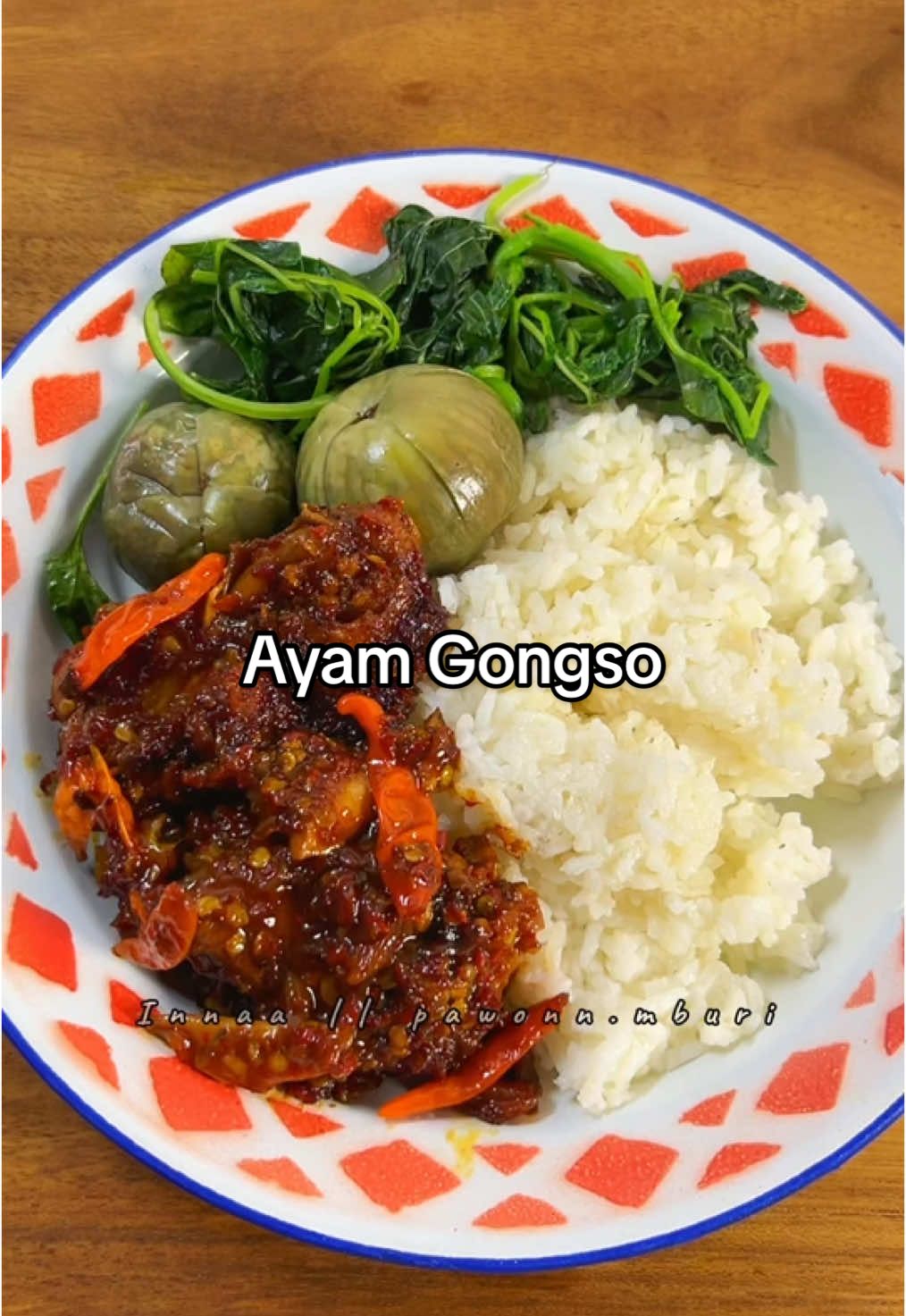 Ayam Gongso. ✨ Mirip ayam kecap ya, tapi bukan ini ayam gongso yang rasanya manis pedas. Aku halusin bumbunya pakai Mecoo 4 in 1 Blender ya bun. Punya alat initu hemat kantong sekali karena multifungsi👍🏻 Save dulu buat ide masak nanti.  Bahan: - 500 gram ayam - daun jeruk - garam Bumbu halus: - 10 cabe merah besar - 4 cabe rawit - 5 bawang putih Bahan 2: - 5 bawang merah - 1 tomat - 10 cabe rawit utuh Seasoning: - garam - saus tiram - kecap manis - gula merah