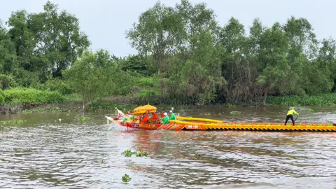 anh em srolôn đã tới rồi nhaa 😆🤭 #ghengosrolon2025🔥 #ទូកងកម្ពុជាក្រោម #xuhuongtiktok2025 #កីឡាលើទឹក 