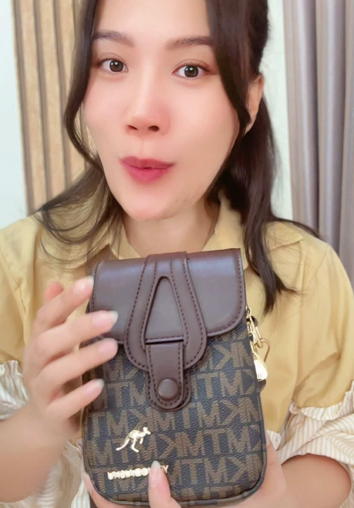 ตอบกลับ @หวิน  จินดารัตน์ กระเป๋าใส่โทรศัพท์มือถือ กระเป๋าสะพายใบเล็ก ใส่ของจุกจิก สะพายสวยน่ารัก หนังอย่างดี ดีไซน์สวยหรู สะพายสวยคล่องตัว ใช้ดีแนะนำเลยค่ะ  #ป้ายยาแฟชั่น #กระเป๋าสะพายข้าง #กระเป๋าแฟชั่น #กระเป๋าผู้หญิง #กระเป๋าใส่โทรศัพท์  