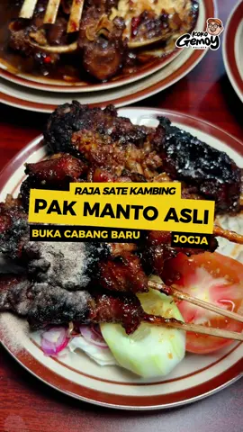 #kulinerjogja  🔥 RAJA SATE KAMBING DARI SOLO AKHIRNYA TURUN GUNUNG KE JOGJA! 🔥 Gak usah jauh-jauh ke Solo cuma buat makan sate kambing terenak se-eks Karesidenan — Sate Kambing Pak Manto sekarang resmi buka CABANG KE-7 di JOGJA, tepatnya di JAKAL! 🐐🔥 Rasa? ASLI sama persis kayak yang di Solo. Dagingnya empuk, bumbunya nempel, dan aroma bakarannya tuh… wangi yang bikin ngiler dari parkiran. Kuah gulenya juga tetep pakai resep turun-temurun khas Pak Manto — gurih, nendang, dan gak ada duanya. Yang paling penting, harga & porsinya juga gak berubah. Masih dengan porsi royal dan cita rasa yang bikin semua orang sepakat: “Emang cuma Pak Manto yang bisa bikin sate kambing seenak ini.” 📍 Lokasi: JAKAL, Jogja Buka setiap hari — siap nemenin makan siang & malam kalian yang doyan kambing beneran. 💥 Warga Jogja, waktunya buktiin kenapa orang Solo bangga banget sama yang satu ini. Yang udah pernah makan pasti tau — ini bukan sate biasa, ini legenda. 69WM+PMM Daerah Istimewa, Purwosari, Sinduadi, Mlati, Sleman Regency Yogyakarta, Jawa Tengah 55284 #satekambingjogja #pakmantojogja #makanandijogja #barudijogja 