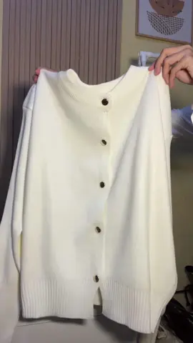 Ini warna broken white best si ga nerawang dan tebel ✨ #cardigan #cardiganrajut #fyp 