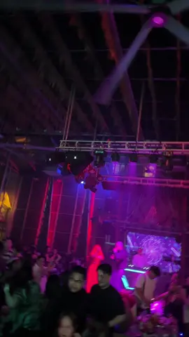 ចាក់តិចៗ ខ្លាចអូនស្រវឹង😘 Chill Chill ជាមួយកម្មវិធីពិសេសៗជាច្រើន😘 មានទាំងការ Live Band, ក្រុមរាំអន្តរជាតិ, DJ&MC😘 សប្បាយៗ រហូតដល់ម៉ោង 3 ទៀបភ្លឺ❗️ 📲 លេខទូរស័ព្ទកក់តុ: 085 80 92 92 / 069 80 92 92 / 010 80 92 92  📍ទីតាំង: ផ្លូវលេខ 282 បឹងកេងកង1 ភ្នំពេញ #thewoods #liveband #livedj #livemc 