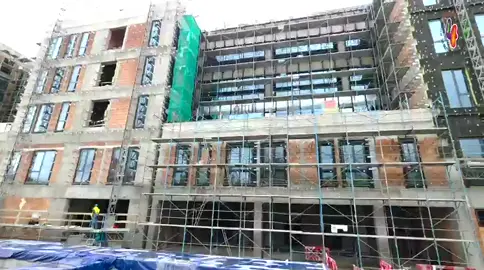 🇷🇴 România construiește spitale noi! Se poate! Pe șantierul noului Spital de Pneumoftiziologie „Marius Nasta”, iar lucrările avansează excelent – ultimul etaj este deja finalizat, iar în prezent se lucrează la amenajările interioare și la pregătirea pentru dotarea cu echipamente medicale moderne. Anul viitor, acest spital va fi dat în folosință – un pas concret spre un sistem medical mai sigur, mai modern și mai apropiat de oameni. 🏥 Un proiect coordonat exemplar de primarul Sectorului 4, domnul Daniel Băluță – un om al construcției, care a demonstrat că în București se pot ridica spitale noi, de la zero, cu bani europeni. Am încredere în Daniel Băluță și aștept ca împreună să demarăm noul proiect de spital, tot în Sectorul 4 – un spital așteptat nu doar de București, ci de întreaga Românie. 👩‍⚕️ Medicii și asistentele merită spitale moderne. 👨‍⚕️ Pacienții merită îngrijire sigură, cu aparatură de ultimă generație. Continuăm să construim, cu determinare și responsabilitate, o Românie a faptelor, în care sănătatea este prioritate, nu promisiune. 💙 Încrederea ne face bine. #FapteNuVorbe #InvestitiiSanatate #ViitorSanatos #RespectPentruPacienti #SanatateRomania    