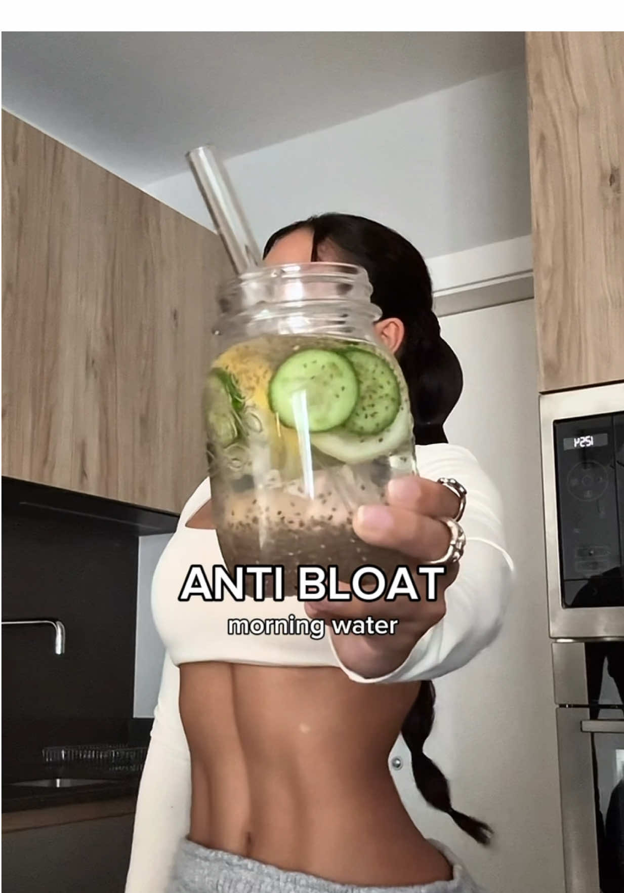 ANTI - BL🫙AT outfit from @womensbest dc : coralie + tips for debloat = probiotics ANTI-BLOAT DRINK: 🍋 lemon 🥒 cucumber 💓 chia seeds 💧 water BENEFITS : boost digestion and gut health = flatter stomach IMPORTANT: It's important to wait at least 30 minutes to an hour before drinking so that the chia seeds can swell, in order to get all the benefits 📝 Don't get confused, if you want to lose fat: you'll need to be in a slight calorie deficit #bloating #bloated #chiaseeds #guthealth #healthyjuice 