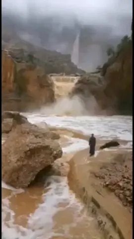 قبل تسع سنين، كانت تبوك على موعدٍ مع مشهدٍ لا يُنسى، حين سالت الأودية وولدت من بين الصخور شلالٌ كأنما استيقظ من سباته الطويل تتدفق مياهه بعنفٍ وحنين، تنحدر نحو الأرض وكأنها تُقبّل ترابها بعد غياب صوته يعلو بين الجبال، يهتف بالحياة، ويروي قصة مطرٍ أغرق السماء عشقًا للأرض وفي محافظة حقل، كان الناس يلتقطون اللحظة بدهشةٍ، والهواء مبللٌ برائحة المطر، والمشهد قطعة من جمالٍ لا يتكرر . #Tabuk #الربيلات #تبوك #you #tiktok 