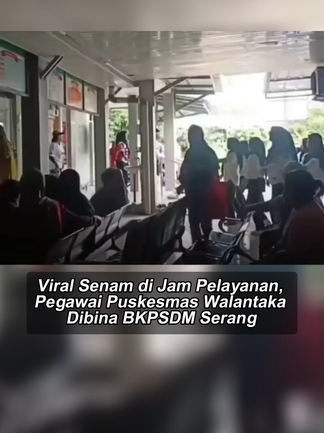 Badan Kepegawaian dan Pengembangan Sumber Daya Manusia (BKPSDM) Kota Serang turun tangan memberikan pembinaan kepada pimpinan dan pegawai UPTD Puskesmas Walantaka. Langkah ini diambil setelah sebuah video berdurasi 35 detik yang memperlihatkan kegiatan senam di halaman puskesmas saat jam pelayanan viral di media sosial. Menanggapi hal tersebut, Kepala UPTD Puskesmas Walantaka, Nuramang, memberikan klarifikasi. Ia menjelaskan bahwa kegiatan yang berlangsung pada Rabu (29/10/2025) itu merupakan bagian dari Program Pengelolaan Penyakit Kronis (Prolanis) yang rutin diselenggarakan bersama BPJS Kesehatan. Menurutnya, program Prolanis tidak hanya senam, tetapi juga mencakup edukasi kesehatan dan pemeriksaan gratis bagi para peserta, yang sebagian besar adalah masyarakat. Meskipun merupakan program kesehatan, kegiatan tersebut menjadi sorotan karena dilaksanakan pada jam operasional puskesmas, yang dianggap dapat mengganggu pelayanan kepada pasien lain. Akibatnya, BKPSDM kini melakukan pembinaan untuk memastikan agar kegiatan serupa tidak mengganggu tugas utama pelayanan publik di kemudian hari. #tiktokberita #bangsaonline #harianbangsa
