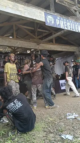 Pogo Punx featuring Moshing🔥 Tetap di satu atap 