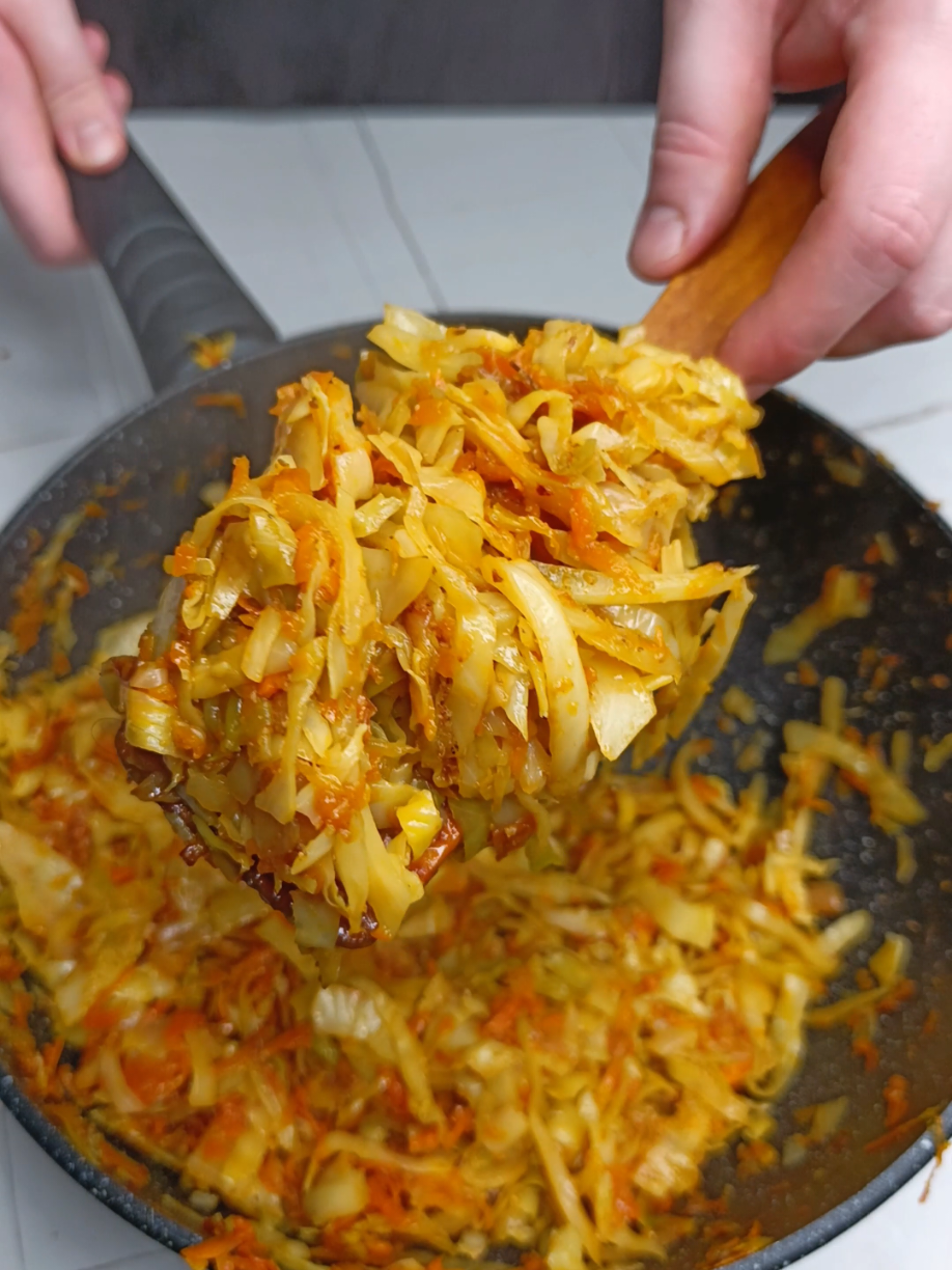 ТУШЕНАЯ КАПУСТА Ингредиенты:👇🏻 - Капуста 1,5кг  - Репчатый лук 2шт(средний) - Морковь 1шт(большая) - 2ст.л томатной пасты (по вкусу) - Соль по вкусу - Перец по вкусу - Панировочные сухари 5ст.л #капуста #рецепт #sancho_gotovit 