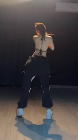 Tất cả ánh sáng cuộc đời em đều do em đóng tiền điện mà cóooo :)) #viral #xuhuong #Qdance #feelbar 