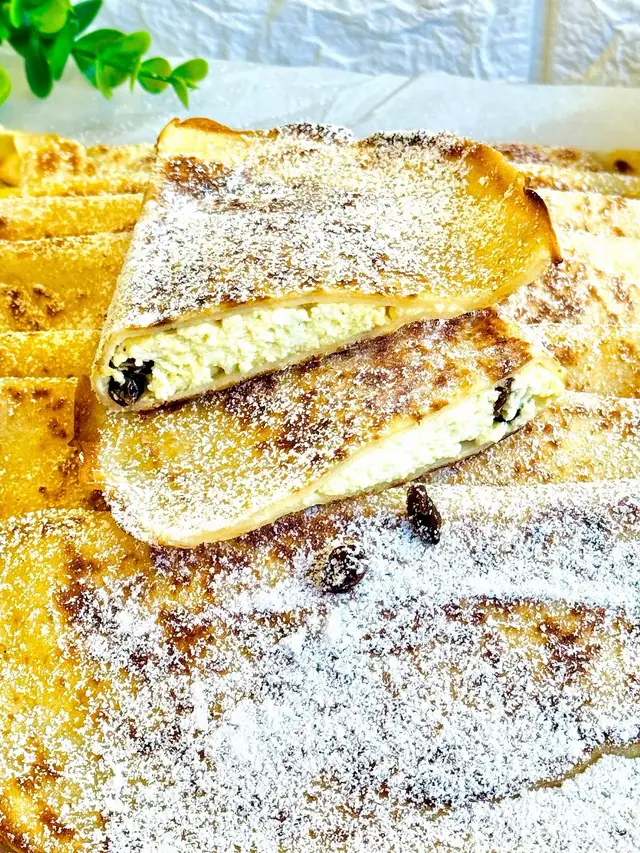 Nou pe blog, pot spune că am scos din cufărul Banatului de munte o rețetă tradițională din zona Cornerevei, Turte pe scovardă cu brânză si stafide…și vă spun cu mâna pe inimă că este extraordinară.  ❤️Ingrediente pentru aluatul de clătite: * 300 ml lapte cu 3,5% grăsime * 200 ml apă minerală carbogazoasă * 2 ouă întregi * 50 ml ulei vegetal * 300 g făină albă * Un praf de sare ❤️Ingrediente pentru umplutură de brânză dulce cu stafide: * 500 g brânză dulce grasă cu minim 9% grăsime bine stoarsă * 50 g stafide * 100 g zahăr tos * Coajă de la o lămâie netratată  * 1 lingură rasă de griș * 10 g zahăr vanilat  Detaliile rețetei aici: https://chefnicolaietomescu.ro/reteta/turte-cu-branza-si-stafide-pe-scovarda/ #turte #turtepescovarda #retetecheftomescu #retetesimple #retetetraditionale     