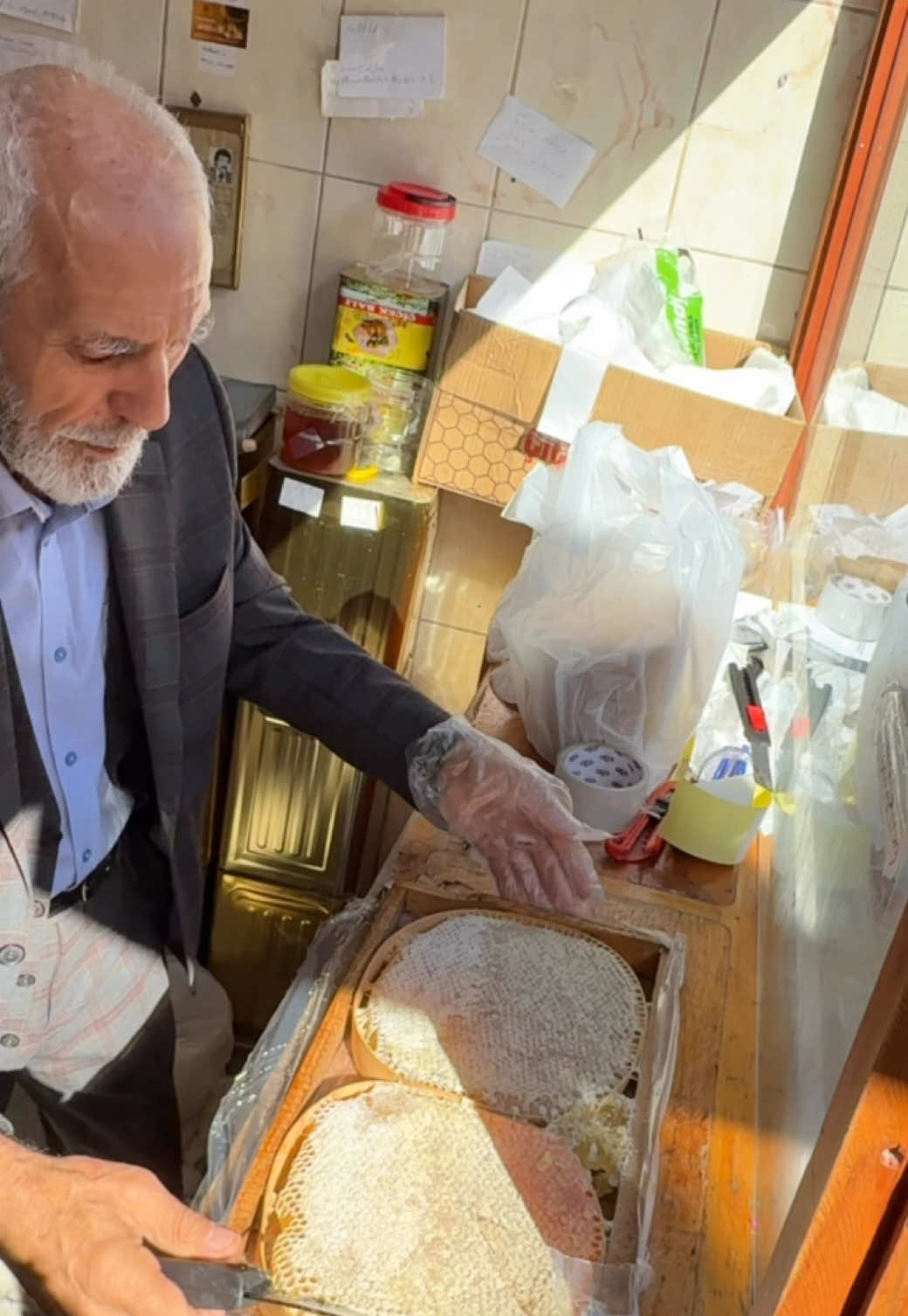 K.Maraş Saraçhane Çarşısı Pehlivan Bal Nusret Amcadan Doğal Karakovan Bal Kesimi…🐝🐝 #türkiye #kahramanmaraş #honey #gurmemarask 