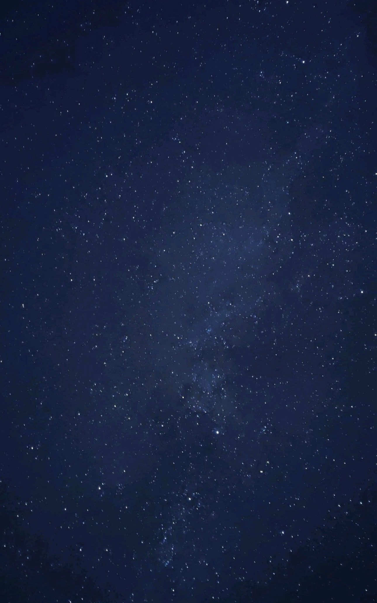 日本利用压电瓷砖将脚步转化为电能。这些瓷砖捕捉来自你脚步的动能。当你行走时，你的重量和动作会对瓷砖产生压力。瓷砖会轻微弯曲，从而产生机械应力。瓷砖内部的压电材料将这种应力转化为电能。每一步都会产生少量电荷，而数百万步结合在一起就能产生足够的电力来驱动 LED 灯、数字显示屏和传感器。在像涩谷车站这样繁忙的地方，每天大约有240万个脚步为这一系统作出贡献。这些电能可以被储存或立即使用，从而减少对传统电力来源的依赖，并支持可持续的城市基础设施。这种方法将日常运动转化为实用的可再生能源 #рекомендации#новости#треш 