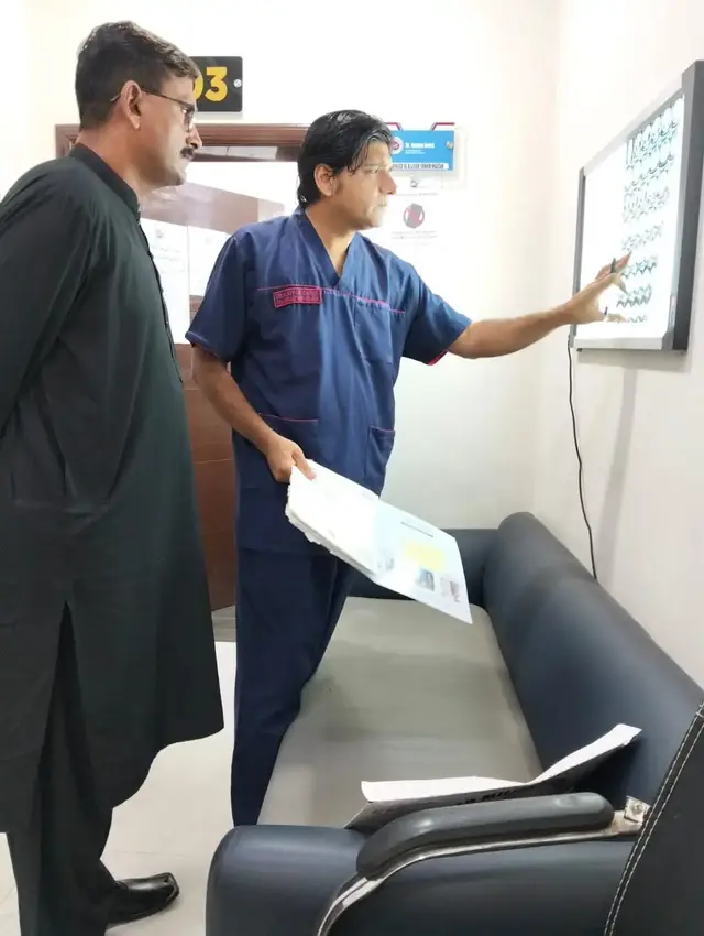 Good Morning, Friday 🌤️ Hepatitis B and C screening programs need widespread, sustained campaigns, actionable public participation. At the same time, BMI control and lifestyle modification are essential to prevent fatty liver and the rising epidemic of MASH (Metabolic Associated Steatohepatitis). The surge of liver cirrhosis and liver cancer is alarming. It’s time for both public and private sectors to unite for a massive national liver health campaign, especially across South Punjab, Interior Sindh, and Balochistan, where the need is most urgent. Public health can’t wait. #DrAffanQaiser #LiverHealth #HepatitisAwareness #PublicHealth #LiverTower      صبح بخیر، جمعہ مبارک 🌤️ ہیپاٹائٹس بی اور سی کی اسکریننگ پروگرامز کے لیے وسیع، مستقل اور عملی عوامی مہمات کی ضرورت ہے۔ اسی کے ساتھ ساتھ بی ایم آئی پر قابو اور طرزِ زندگی میں تبدیلی نہایت ضروری ہے تاکہ فَیٹی لِور اور بڑھتی ہوئی بیماری MASH (میٹابولک ایسوسی ایٹڈ اسٹیٹو ہیپاٹائٹس) سے بچا جا سکے۔ لِور سیروسس اور لِور کینسر کے بڑھتے ہوئے کیسز تشویشناک ہیں۔ اب وقت آ گیا ہے کہ سرکاری اور نجی شعبے مل کر ایک بڑی قومی مہم کا آغاز کریں، خاص طور پر جنوبی پنجاب، اندرونِ سندھ اور بلوچستان میں، جہاں اس کی سب سے زیادہ ضرورت ہے۔ عوامی صحت کے لیے انتظار کی کوئی گنجائش نہیں۔